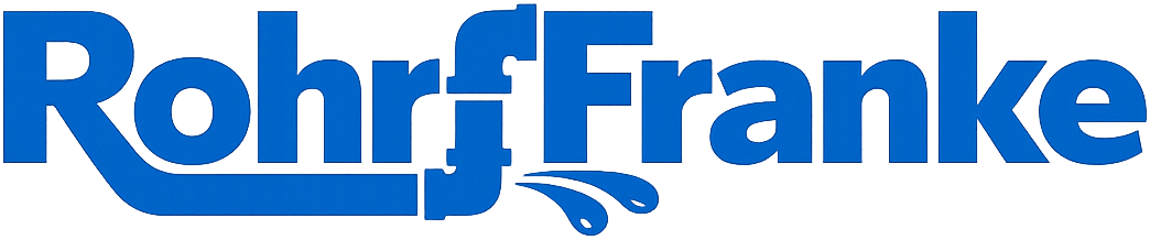 RohrFranke-Schriftzug auf einem weißen Servicefahrzeug vor einem Hallentor